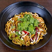 Gebratene Nudeln mit Huhn